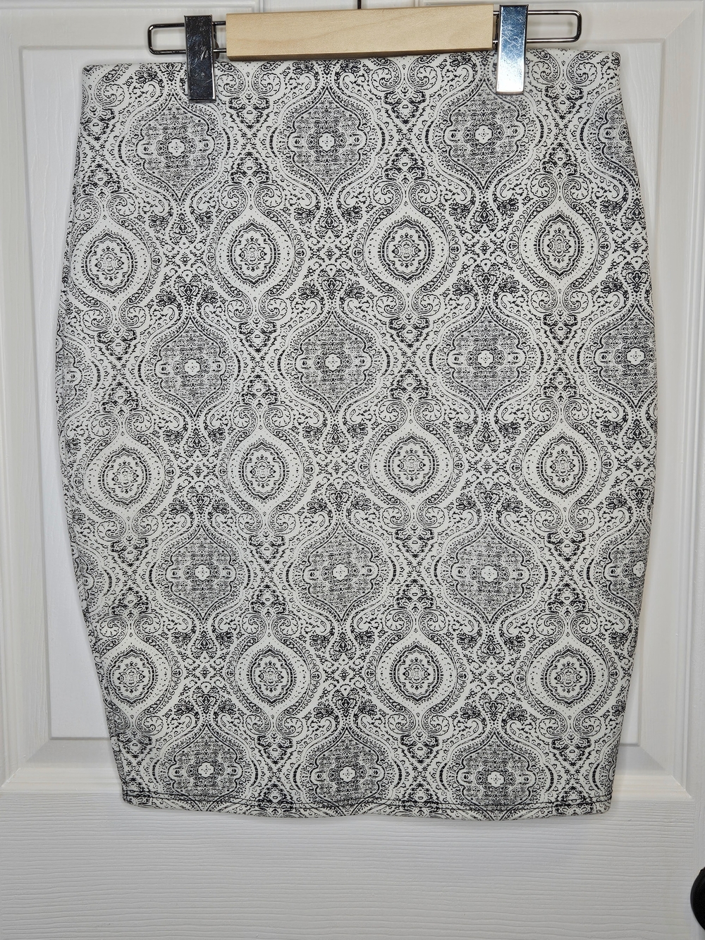 NWOT Suzy Shier Black White Patterned Pencil Skirt Knee Length Size L Tailored
